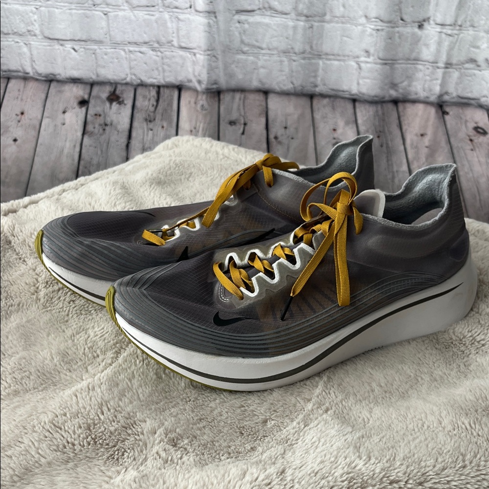 Nike Men's Black and Yellow Athletic Shoes